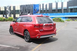 2016 Mitsubishi Outlander - Thumbnail