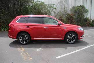 2016 Mitsubishi Outlander - Thumbnail