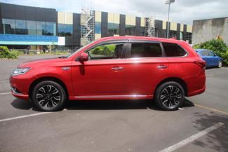 2016 Mitsubishi Outlander - Thumbnail