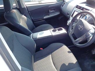2017 Toyota PRIUS - Thumbnail